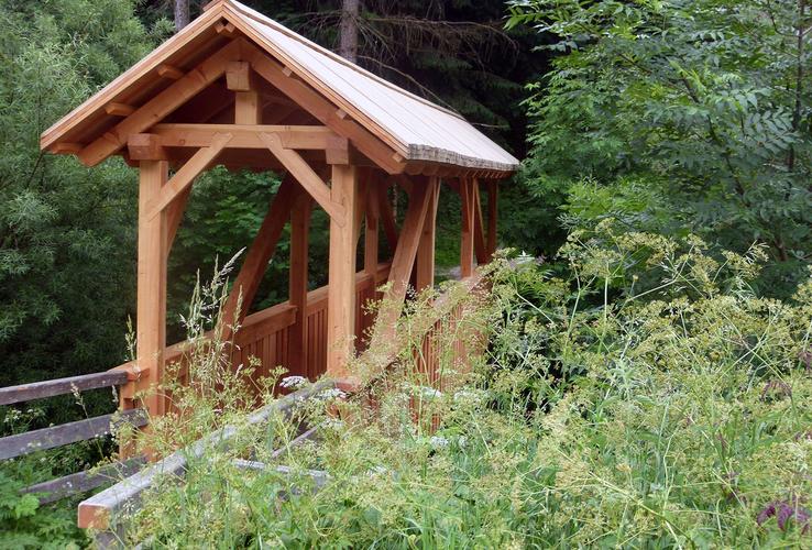 Tettoia in legno larice su un ponte