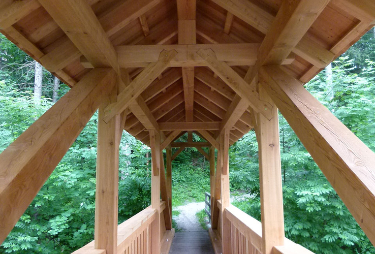 Tettoia in legno larice su un ponte